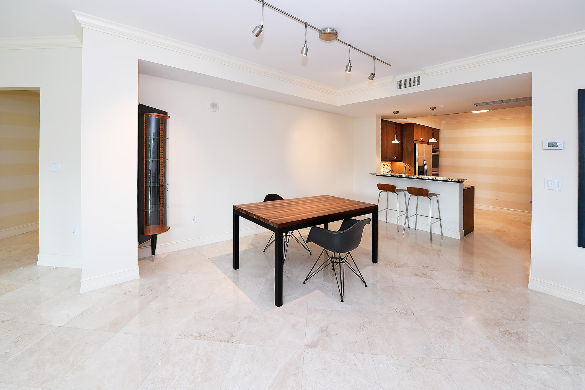 550 Southeast Mizner Boulevard, Unit B206 Boca Raton, FL 33432 - Photo 7 of 37 Dining Area