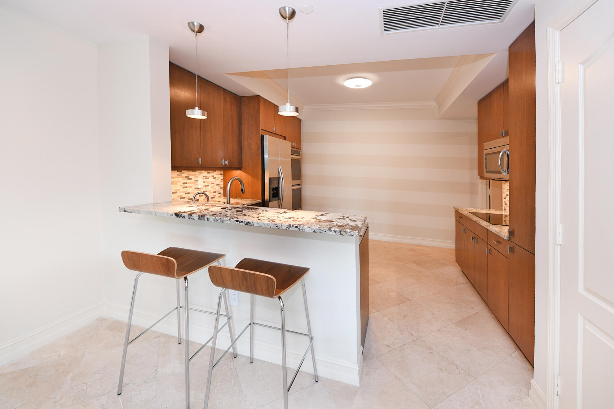 550 Southeast Mizner Boulevard, Unit B206 Boca Raton, FL 33432 - Photo 9 of 37 Kitchen