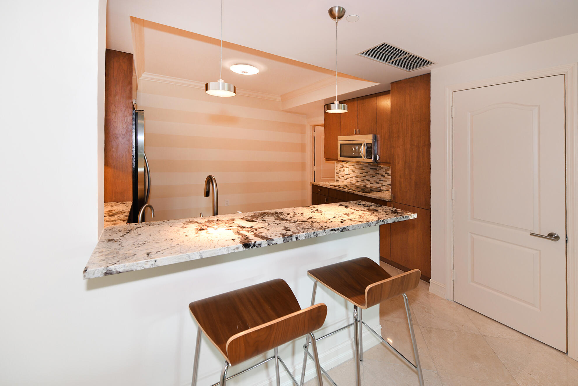 550 Southeast Mizner Boulevard, Unit B206 Boca Raton, FL 33432 - Photo 10 of 37 Kitchen
