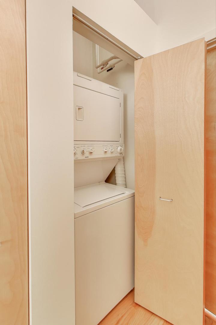 212 West Washington Street, Unit 1708 Chicago, IL 60606 - Photo 23 of 36 a utility room with dryer and washer