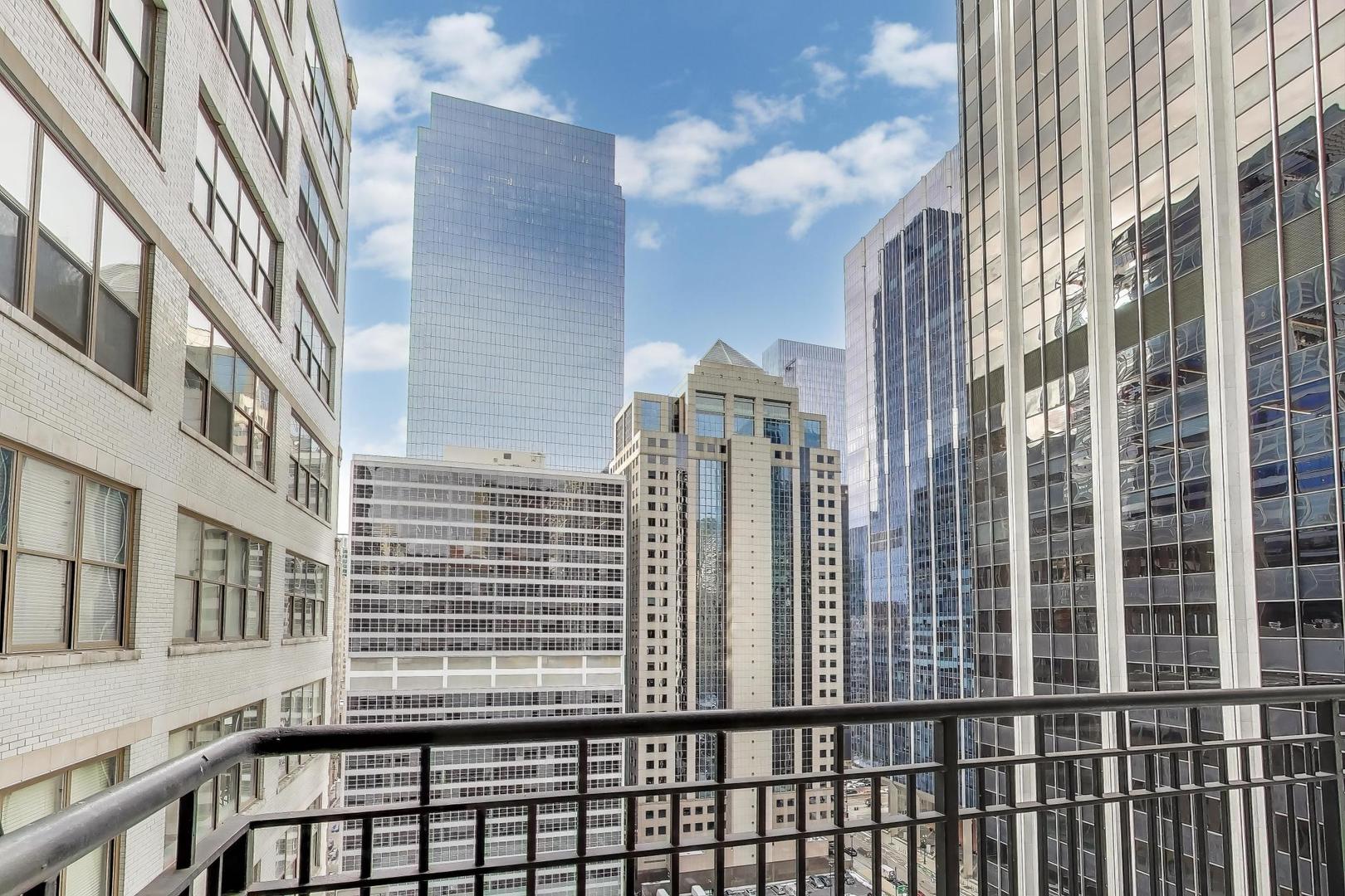 212 West Washington Street, Unit 1708 Chicago, IL 60606 - Photo 26 of 36 a view of a building from a balcony
