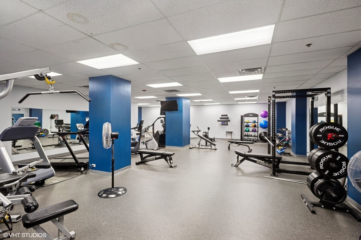 212 West Washington Street, Unit 1708 Chicago, IL 60606 - Photo 27 of 36 a view of a room with gym equipment