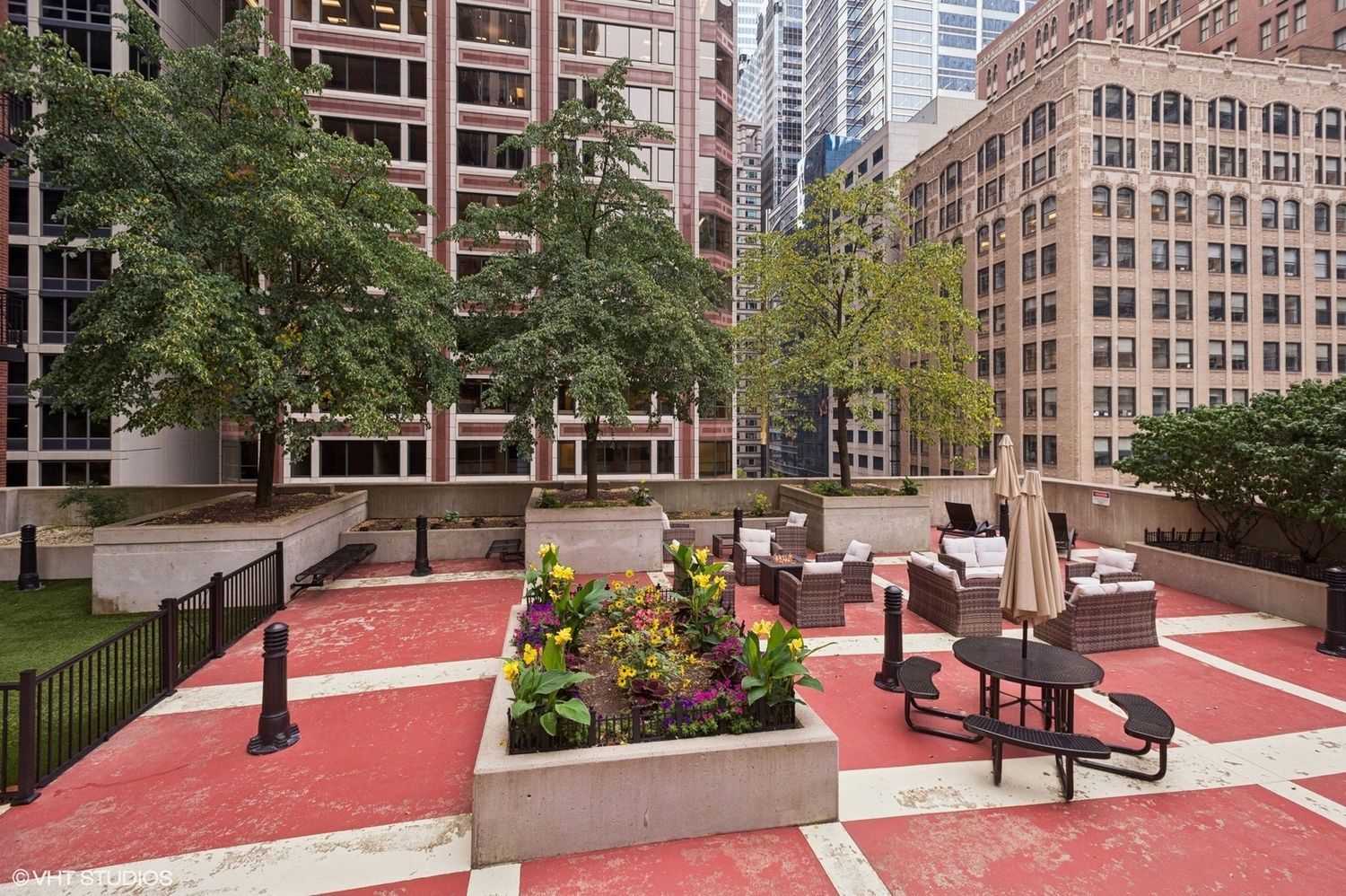 212 West Washington Street, Unit 1708 Chicago, IL 60606 - Photo 32 of 36 a view of a building with sitting area