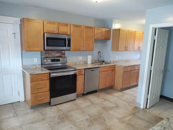 $2,300 | 96 Pleasant Street, Unit 2, Marlborough, MA 01752