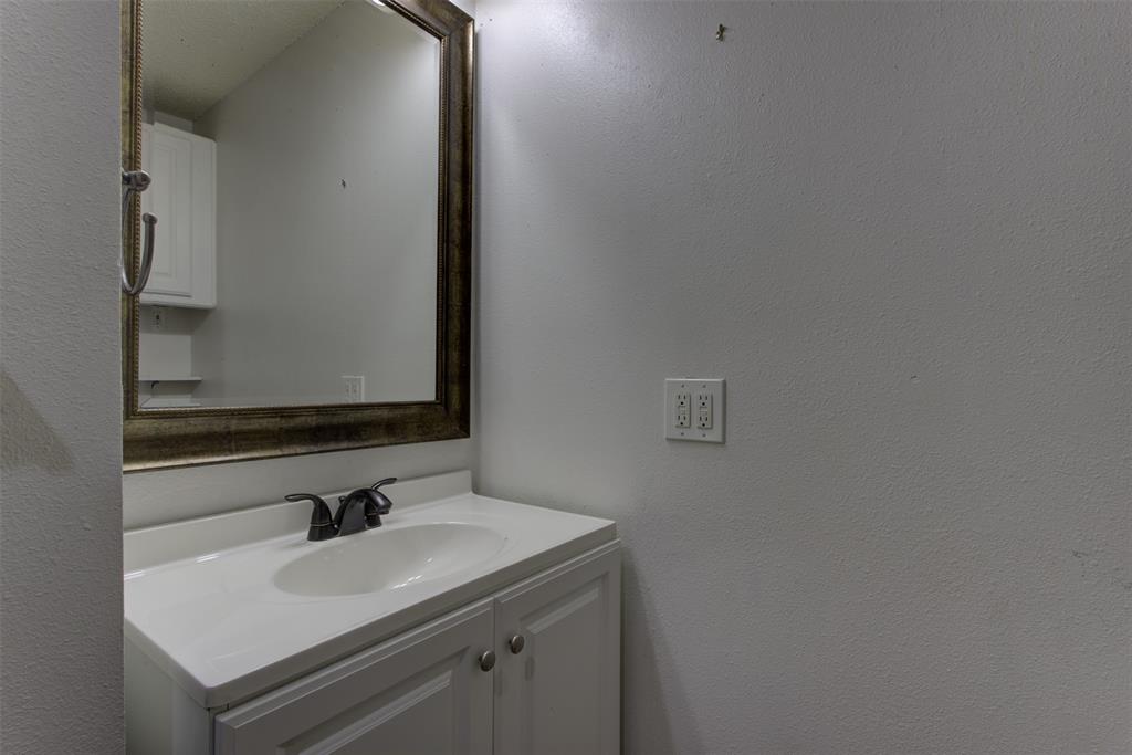 209 Case Street Weatherford, TX 76086 - Photo 17 of 25 hall bath