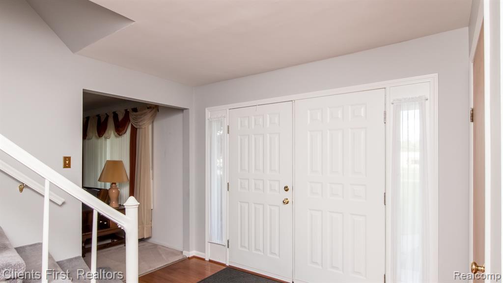 627 Castlebar Drive Rochester Hills, MI 48309 - Photo 2 of 34