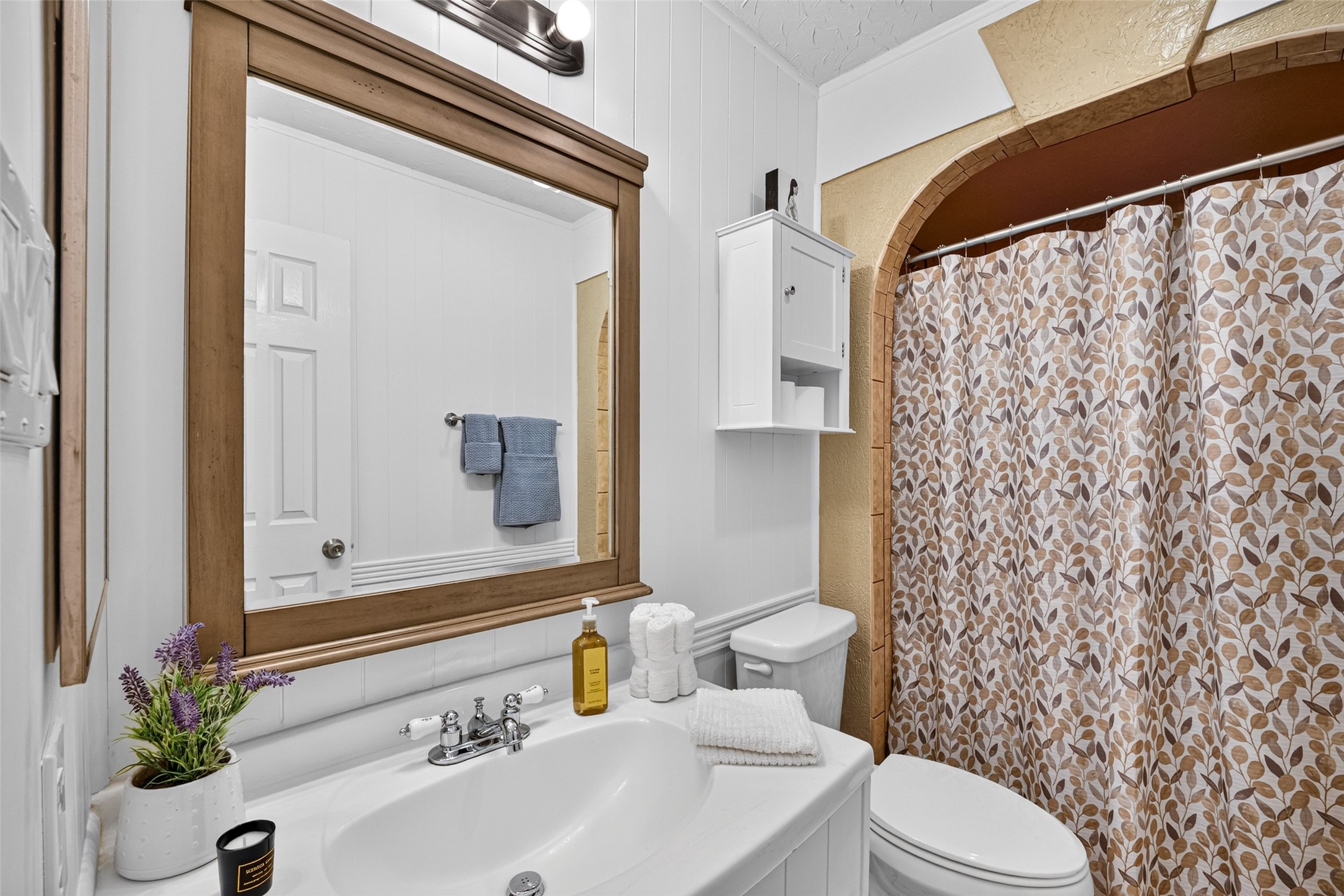 6401 Deihl Road, Unit 301 Houston, TX 77092 - Photo 15 of 31 New mirror and modern vanity.