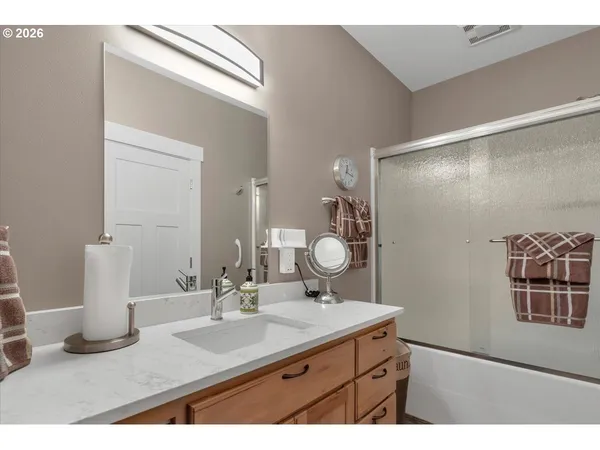 $795,000 | 680 Northwest 11th Avenue, Canby, OR 97013