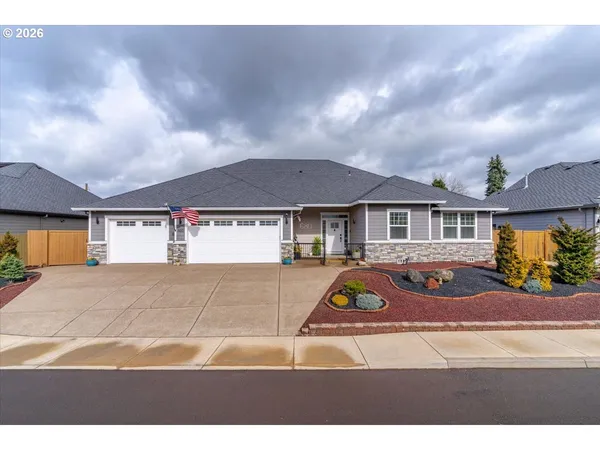 $795,000 | 680 Northwest 11th Avenue, Canby, OR 97013