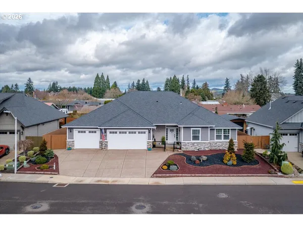 $795,000 | 680 Northwest 11th Avenue, Canby, OR 97013