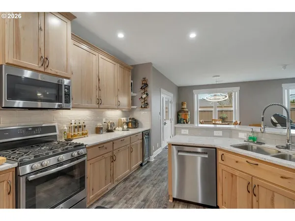 $795,000 | 680 Northwest 11th Avenue, Canby, OR 97013