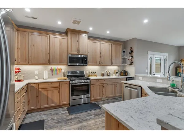 $795,000 | 680 Northwest 11th Avenue, Canby, OR 97013