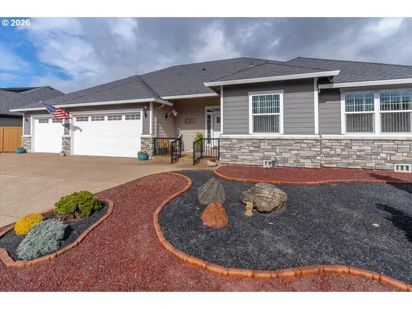 $795,000 | 680 Northwest 11th Avenue, Canby, OR 97013