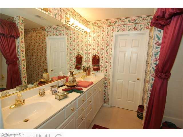 4316 Riverside Drive Clemmons, NC 27012 - Photo 8 of 14 Master Bath/Spa.