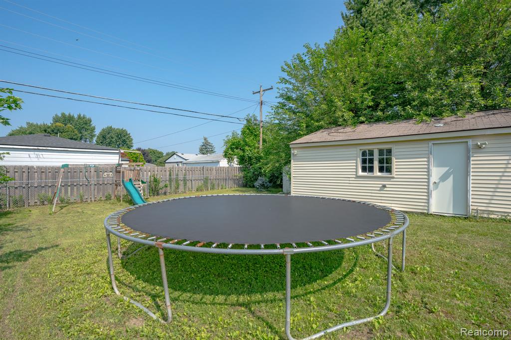 35407 Kelly Road Clinton Township, MI 48035 - Photo 35 of 38