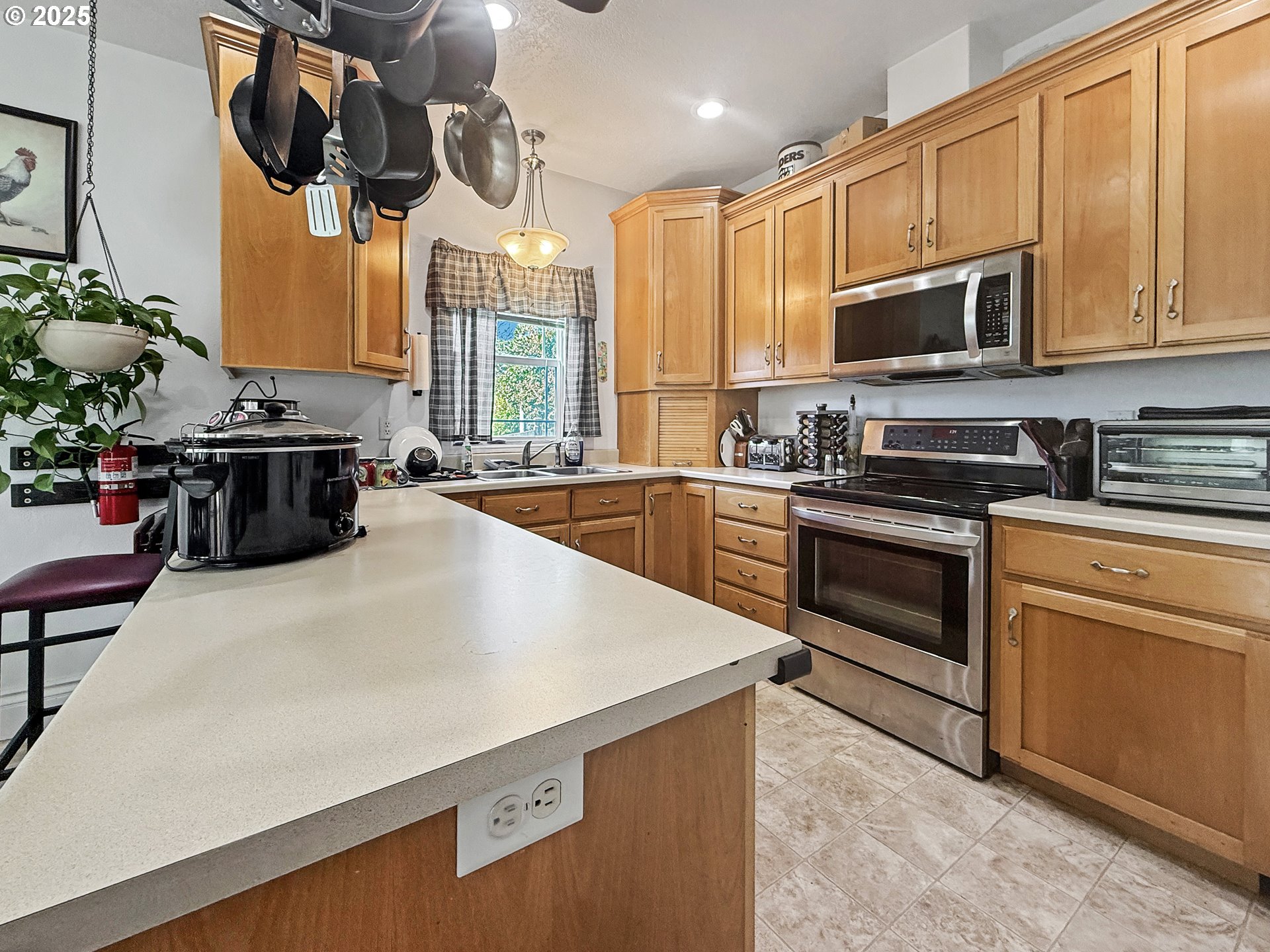 731 3rd Street, Unit C / 3 Brookings, OR 97415 - Photo 18 of 42 a kitchen with a stove a sink and a microwave