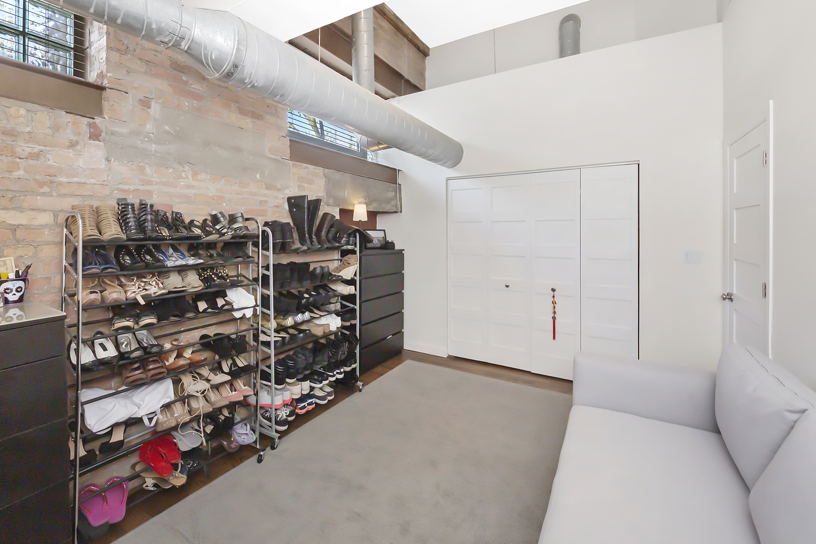 1000 West Washington Boulevard, Unit 142 Chicago, IL 60607 - Photo 18 of 24 a view of a livingroom with lots of car