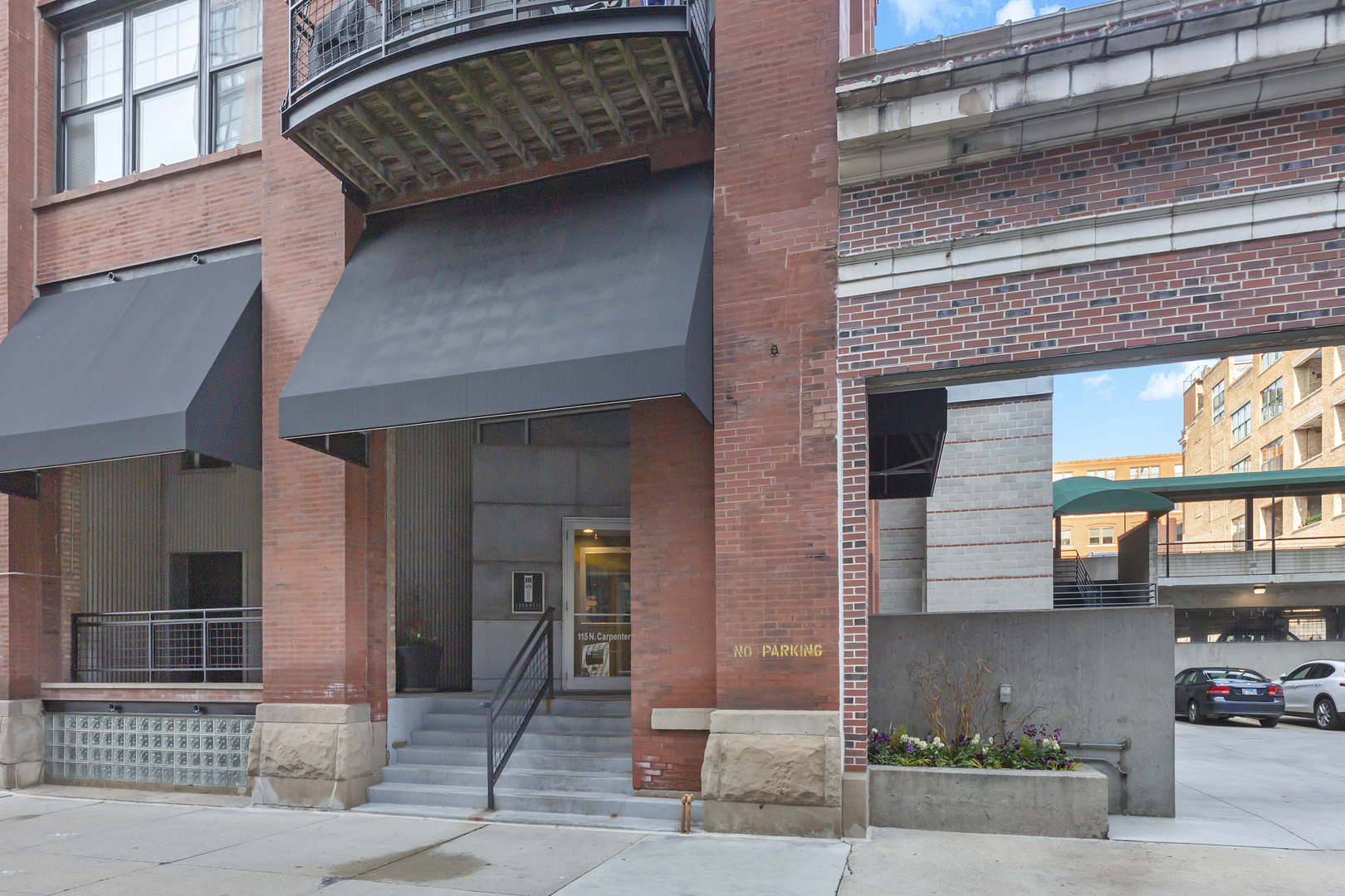 1000 West Washington Boulevard, Unit 142 Chicago, IL 60607 - Photo 2 of 24 a front view of a house