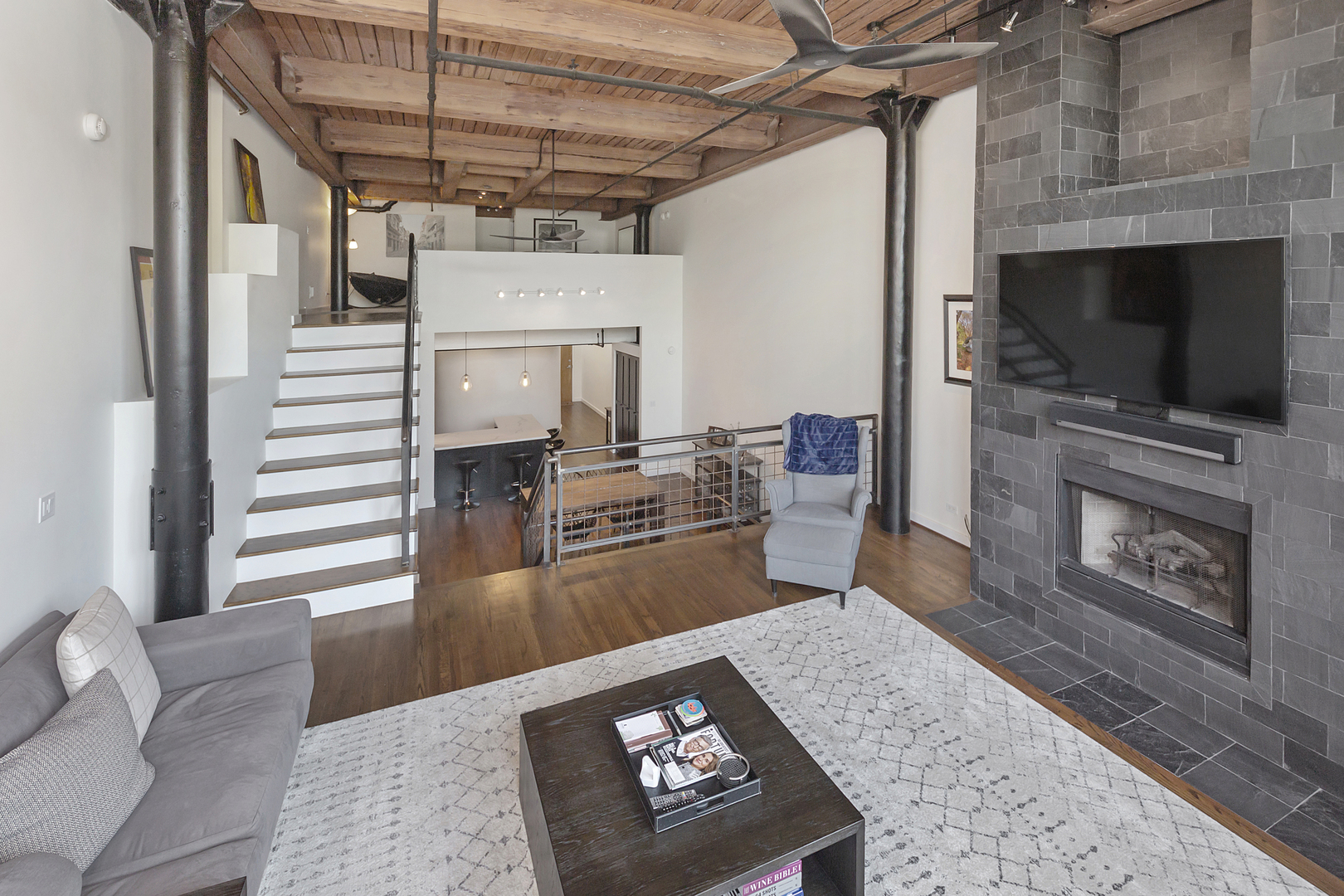 1000 West Washington Boulevard, Unit 142 Chicago, IL 60607 - Photo 4 of 24 a living room with furniture and a flat screen tv