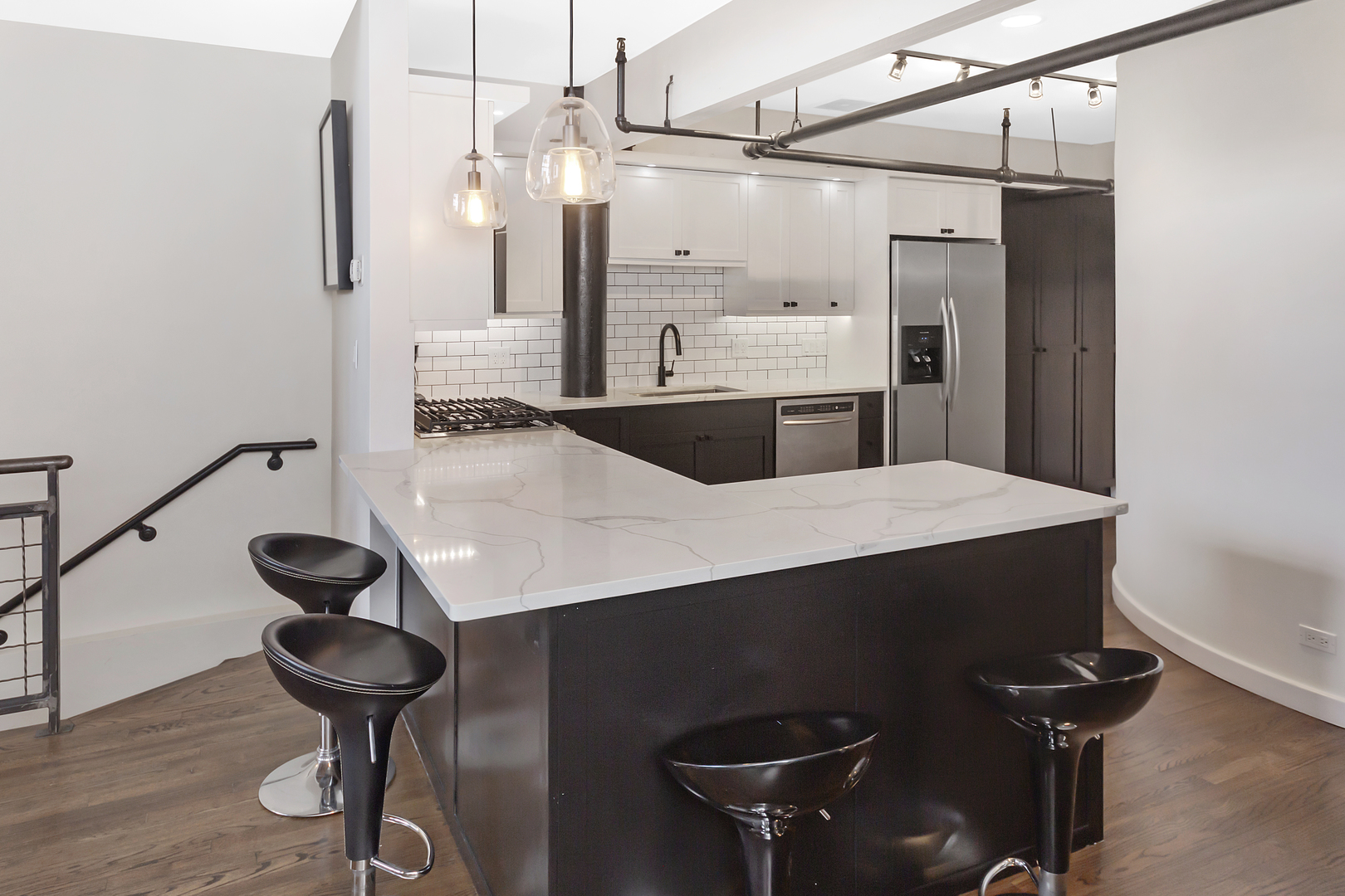 1000 West Washington Boulevard, Unit 142 Chicago, IL 60607 - Photo 9 of 24 a kitchen with a table and a refrigerator