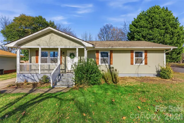 a view of a house with backyard