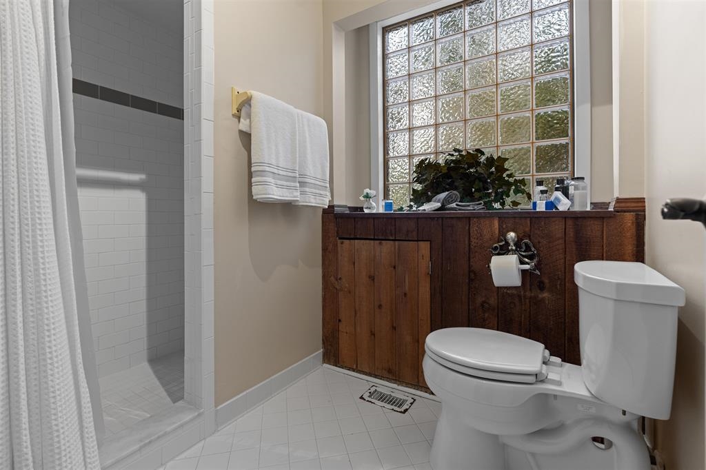 100 Saturn Road St. Augustine, FL 32086 - Photo 13 of 29 a bathroom with a toilet and a shower curtain