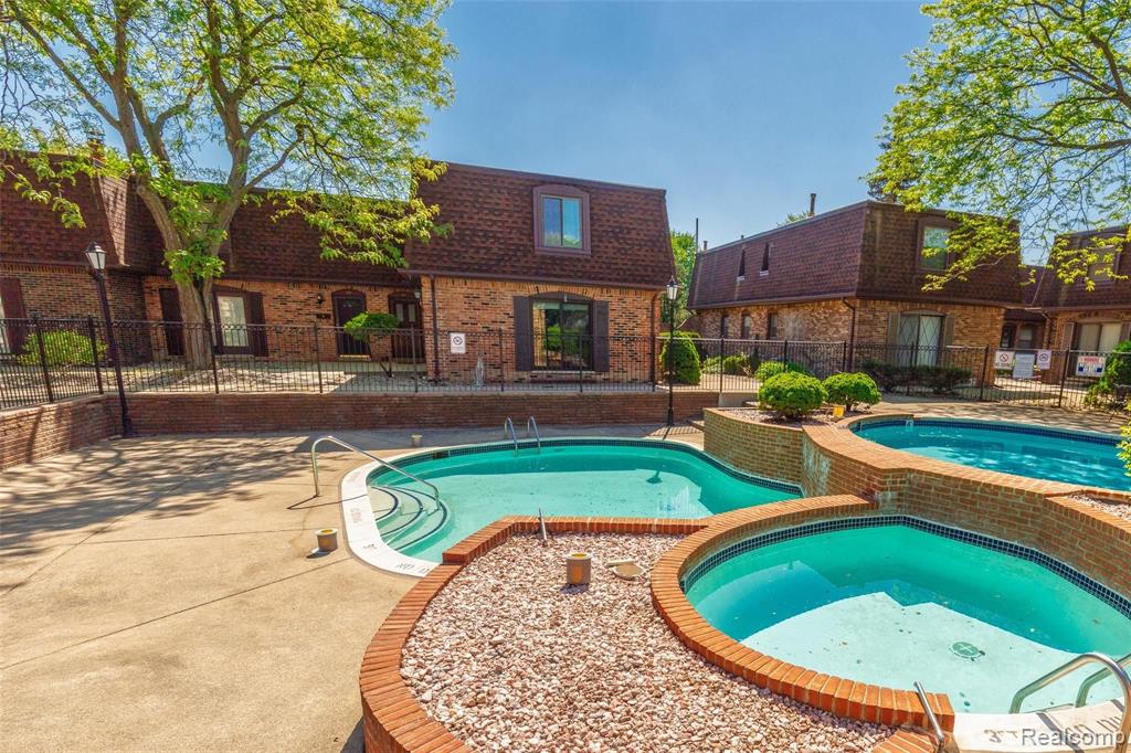 5055 Crooks Road, Unit 15 Royal Oak, MI 48073 - Photo 8 of 22