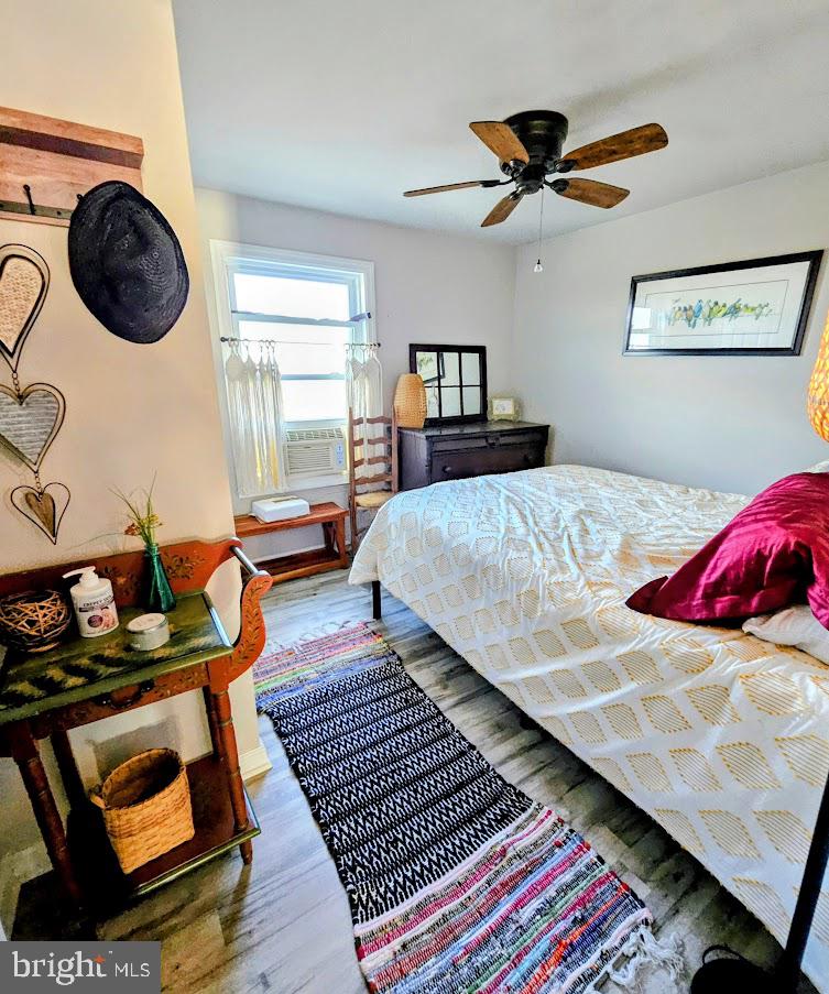 167 Cove Road Newport, NJ 08345 - Photo 26 of 37 a bedroom with bed and a window