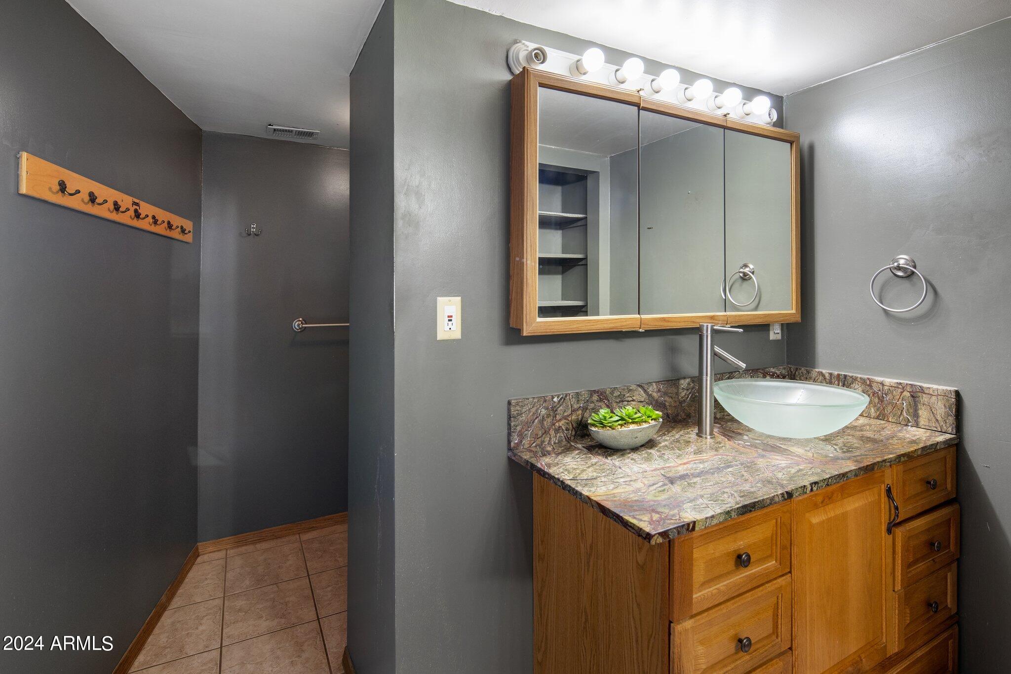 385 West Pierson Street, Unit D5 Phoenix, AZ 85013 - Photo 13 of 22 26-web-or-mls-D46A8501