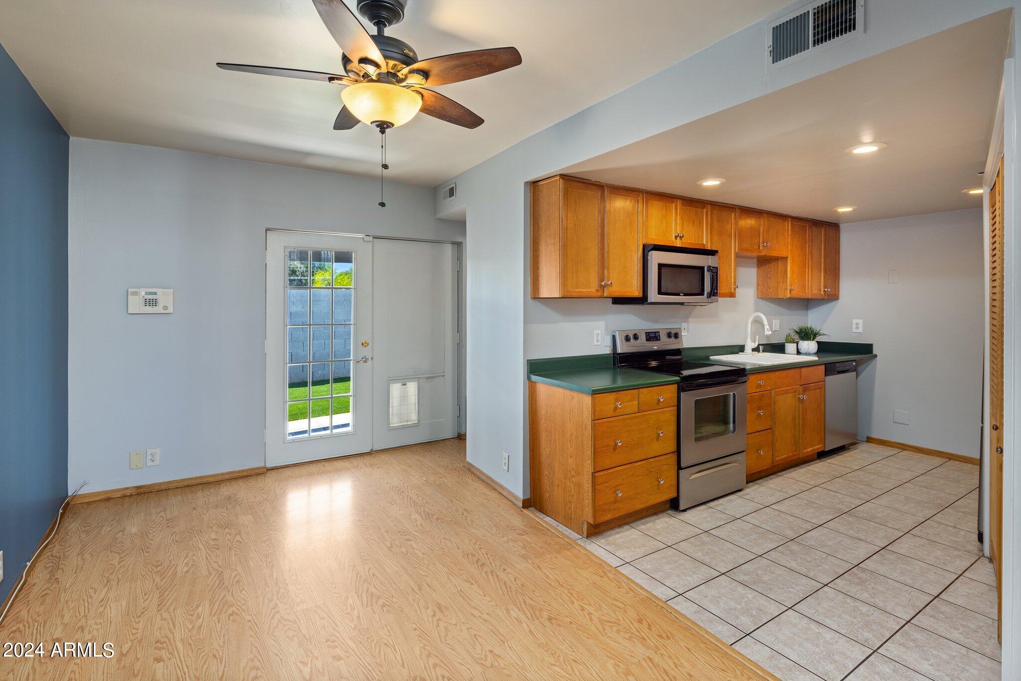 385 West Pierson Street, Unit D5 Phoenix, AZ 85013 - Photo 5 of 22 17-web-or-mls-D46A8444