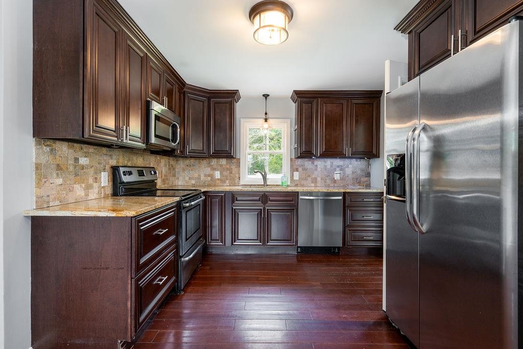 12 Dale Street Manchester, NH 03103 - Photo 5 of 31