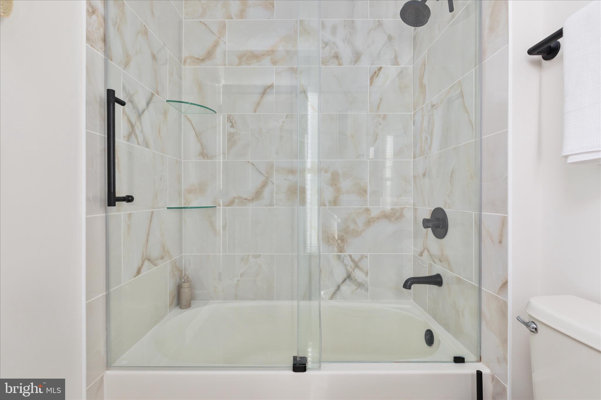 42824 Nations Street Chantilly, VA 20152 - Photo 16 of 26 a bathroom with a bathtub