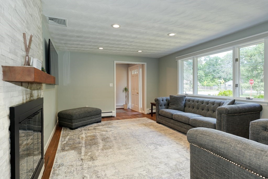 54 Bradford Road Framingham, MA 01701 - Photo 7 of 31 Gallery Image 7