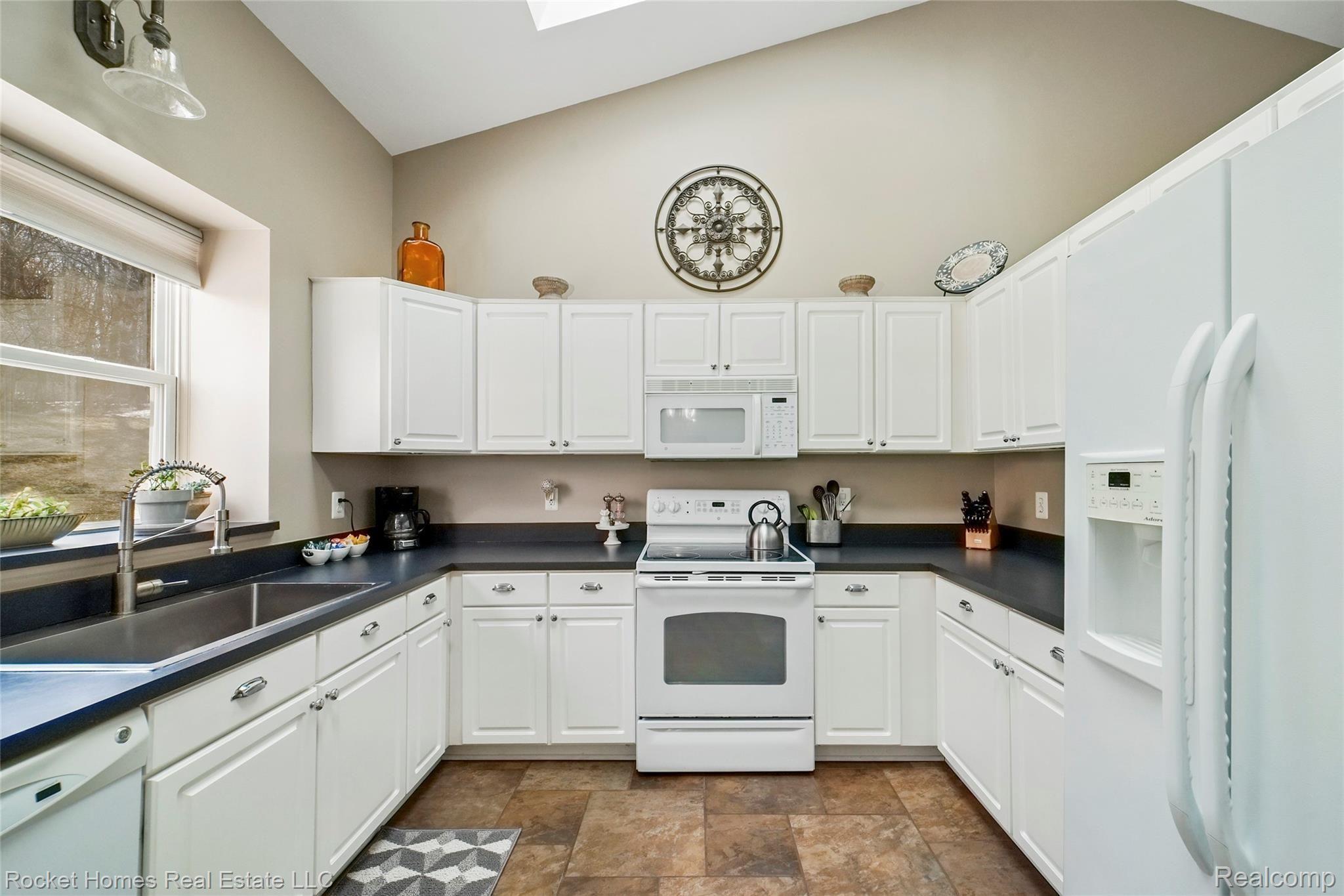 138 Eagle Ridge Road Lake Orion, MI 48360 - Photo 7 of 39 008-photo-kitchen-9004564.jpg