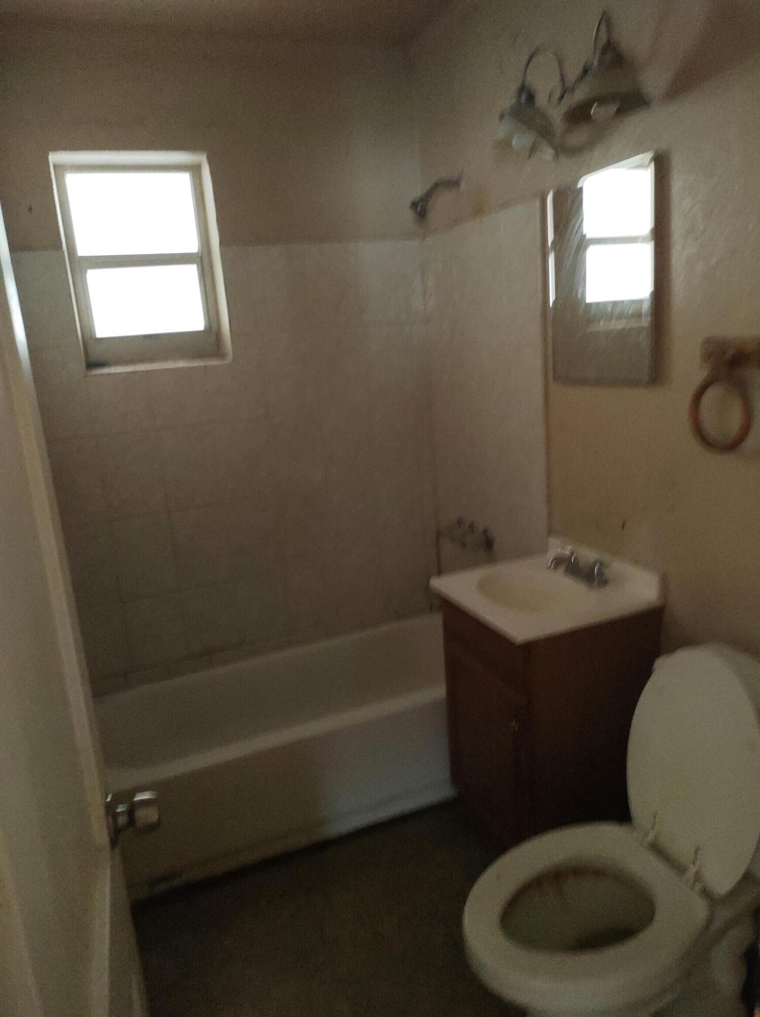 587 West 4th Street Riviera Beach, FL 33404 - Photo 8 of 20 IMG_20210802_152259994_BURST000_COVER