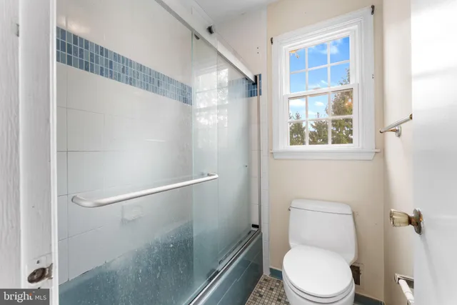 a view of empty room with window