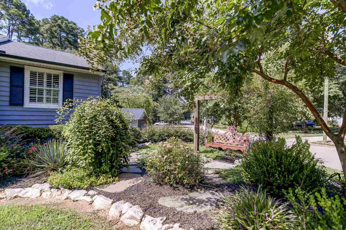 915 Mills Street Raleigh, NC 27608 - Photo 4 of 26 Photo 4
