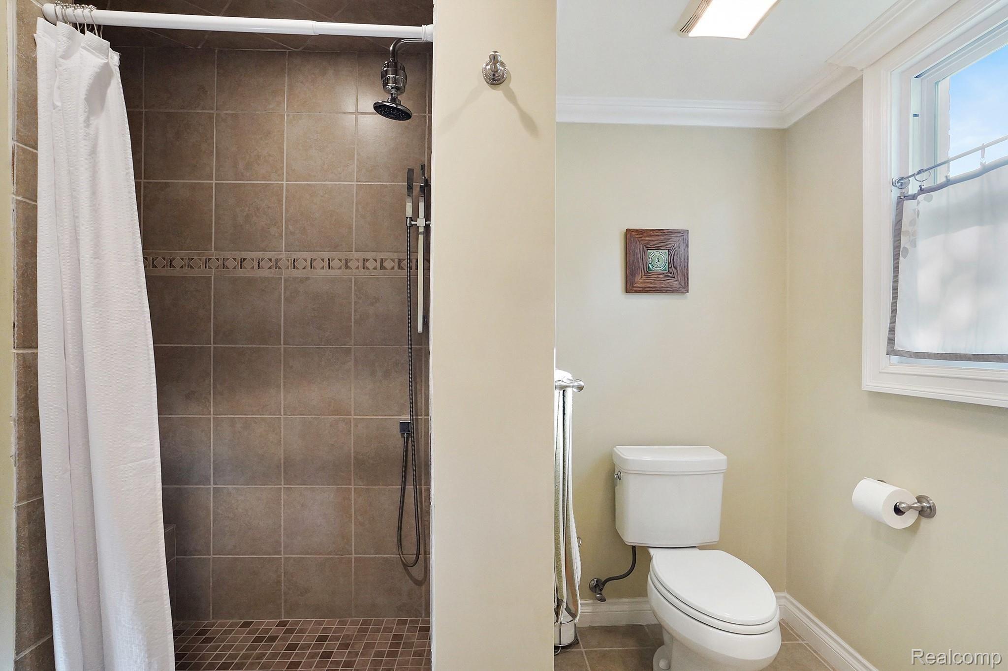 1066 Harding Avenue Rochester, MI 48307 - Photo 16 of 45 First floor bathroom equipped with 6 nozzles