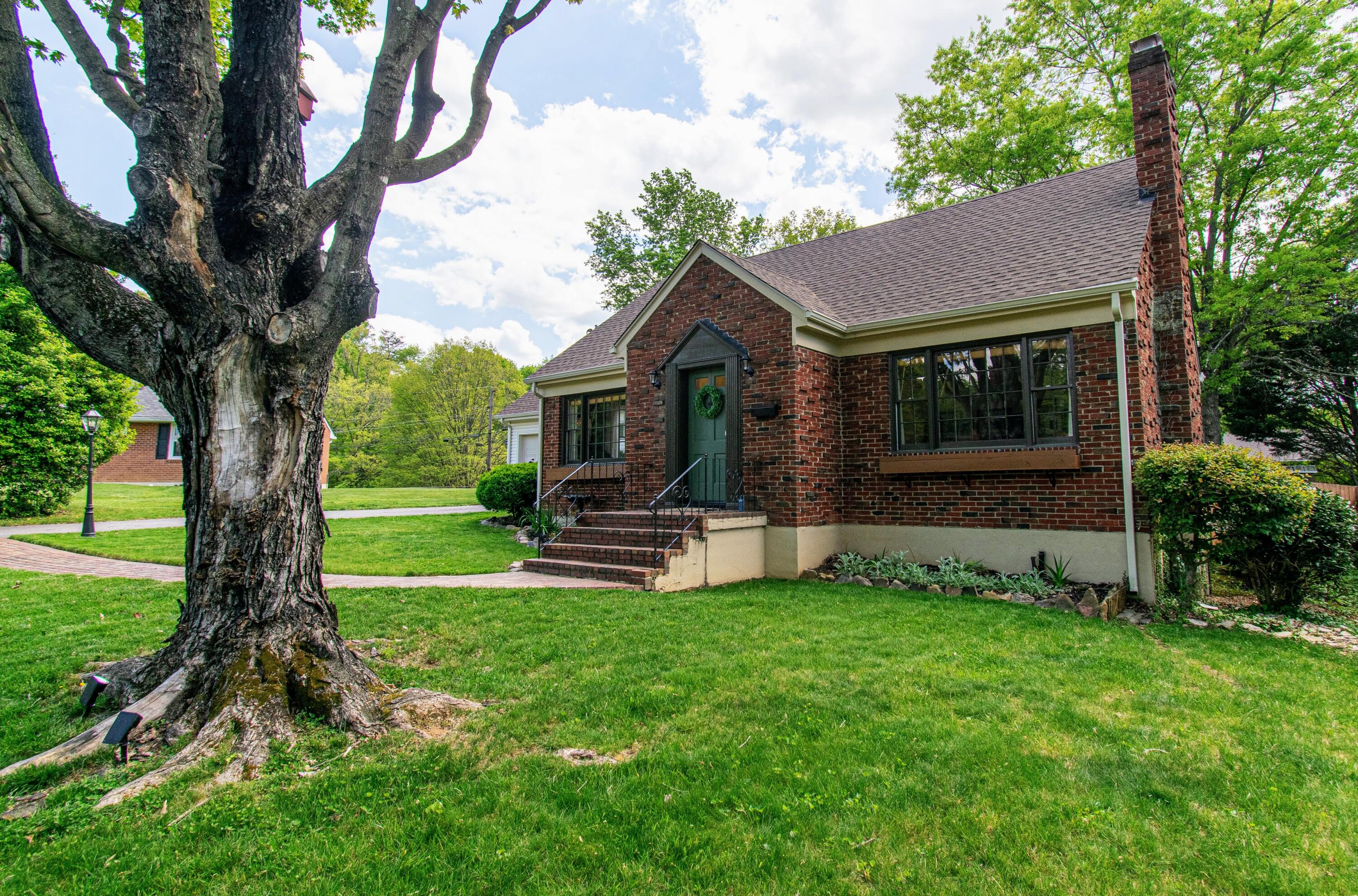 2731 Deerfield Road Southwest Roanoke, VA 24015 - Photo 2 of 47 DSC_0054