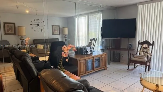 $2,000 | 1801 South Ocean Drive, Unit 342, Hallandale Beach, FL 33009