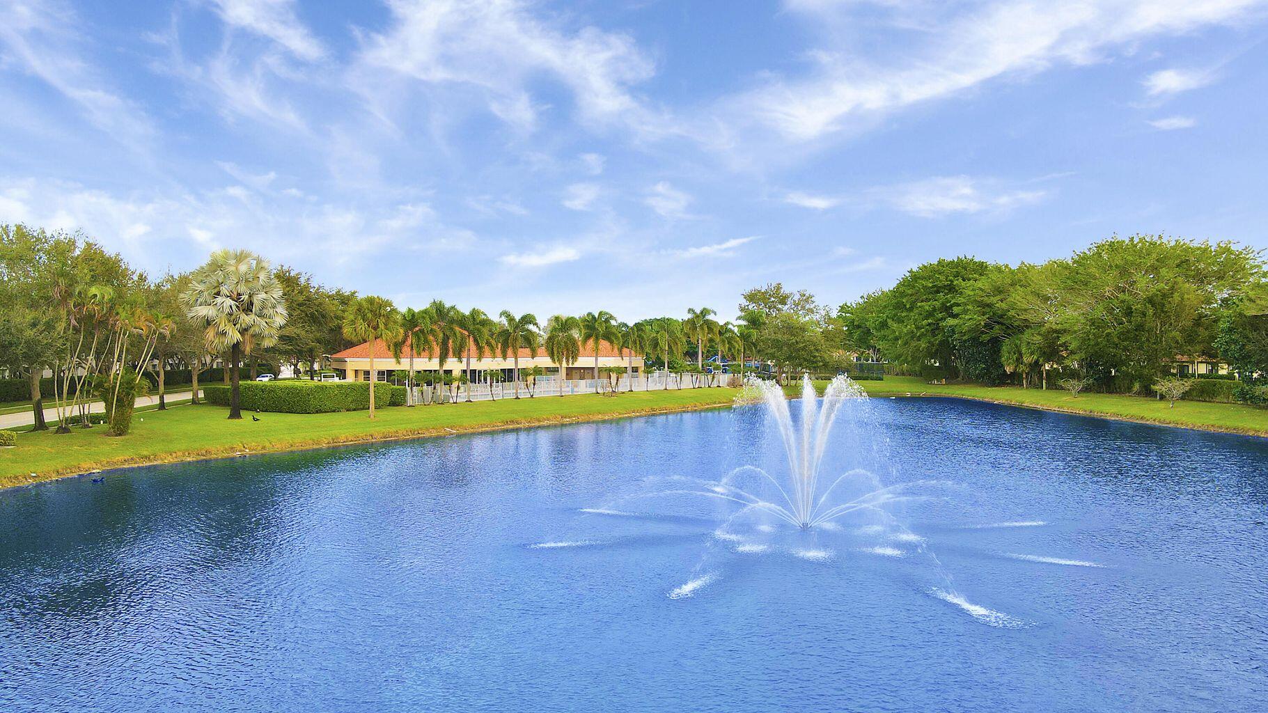 8237 Vía Bella Boca Raton, FL 33496 - Photo 38 of 41 Lake with fountain