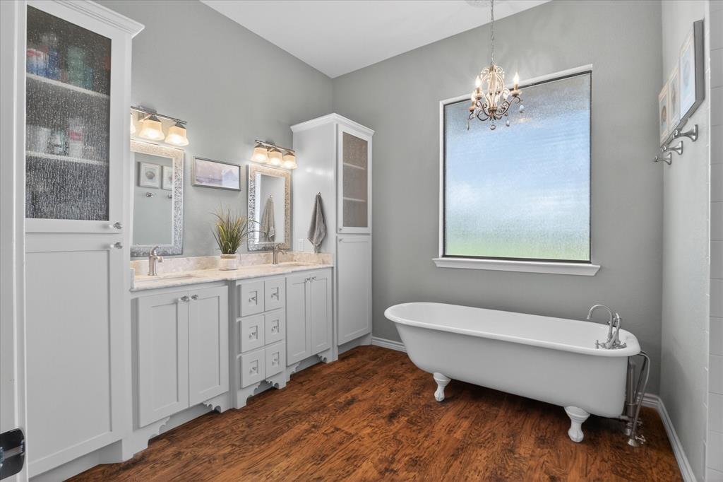 611 Mohawk Street Tioga, TX 76271 - Photo 16 of 37 Primary bathroom with double sinks, soaker tuba and separate shower