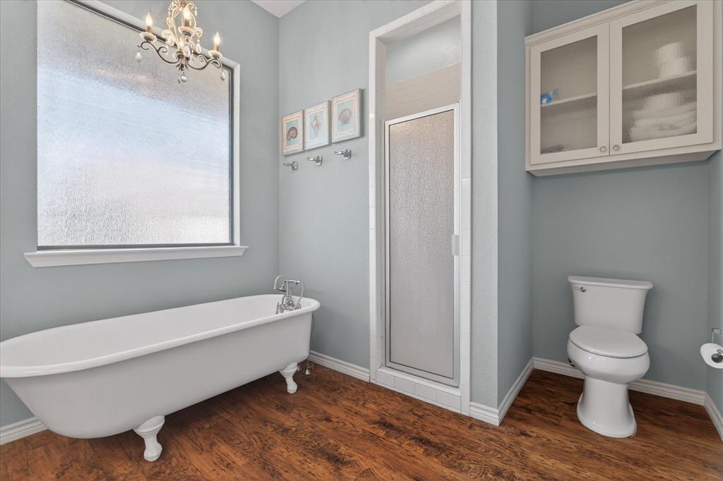 611 Mohawk Street Tioga, TX 76271 - Photo 17 of 37 Primary bathroom with double sinks, soaker tub and walk in shower.