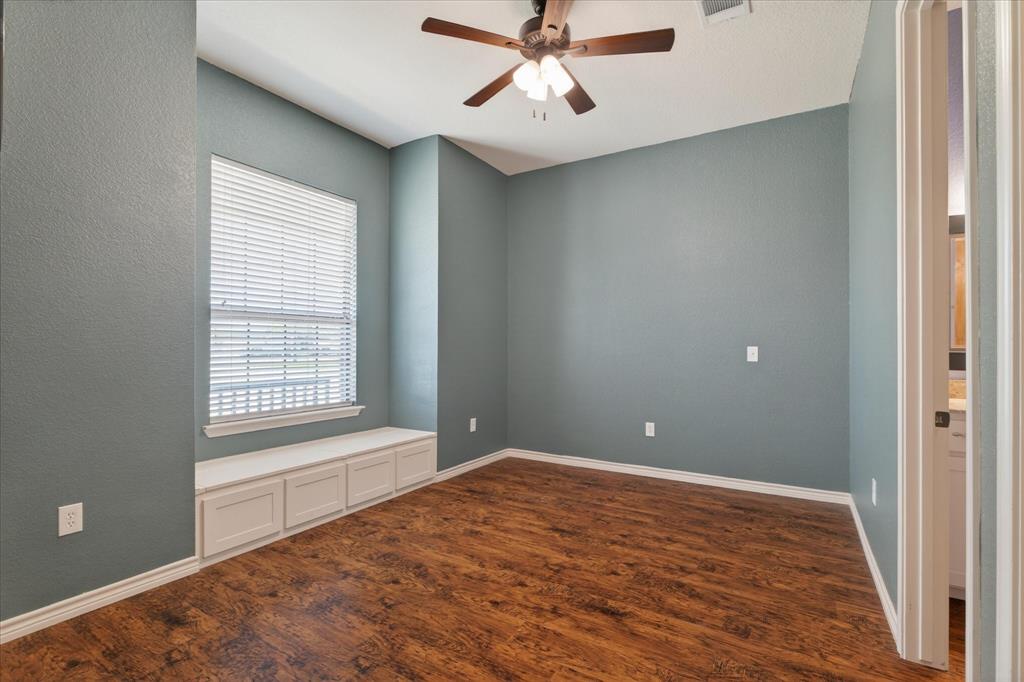 611 Mohawk Street Tioga, TX 76271 - Photo 18 of 37 Bedroom suite #2 with full ensuite bathroom, walk in closet and window seat.