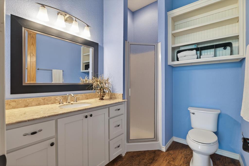 611 Mohawk Street Tioga, TX 76271 - Photo 19 of 37 Full bathroom in bedroom suite #2