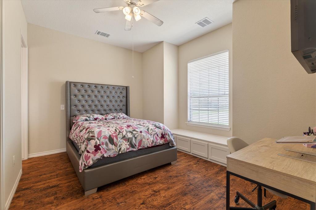 611 Mohawk Street Tioga, TX 76271 - Photo 21 of 37 Bedroom suite #3 with full ensuite bathroom and walk in closet