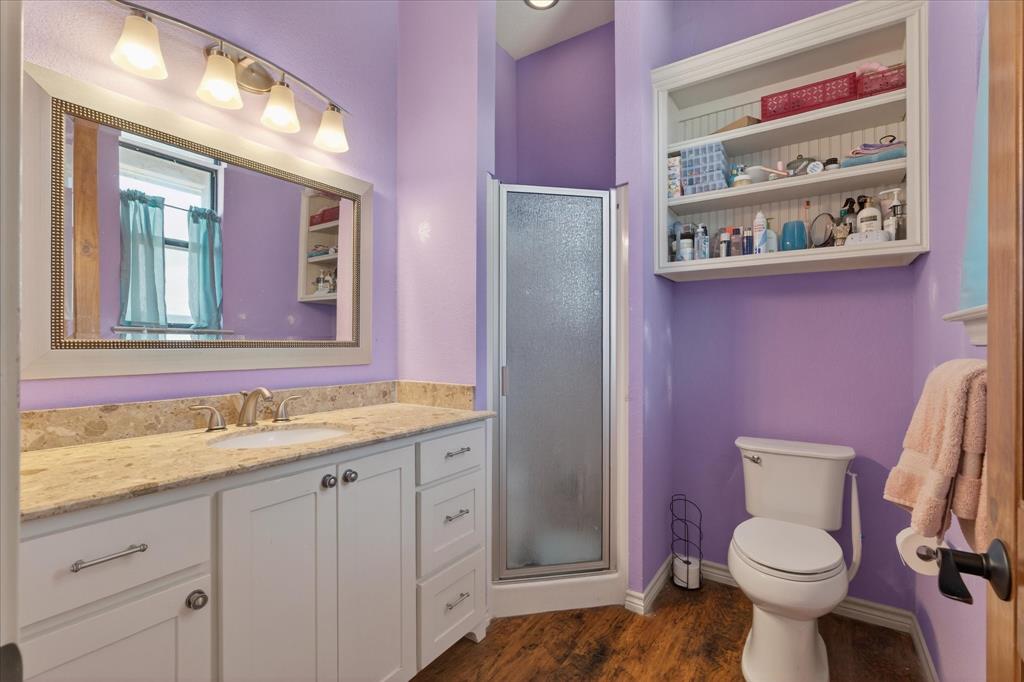 611 Mohawk Street Tioga, TX 76271 - Photo 22 of 37 Full bathroom in bedroom suite #3