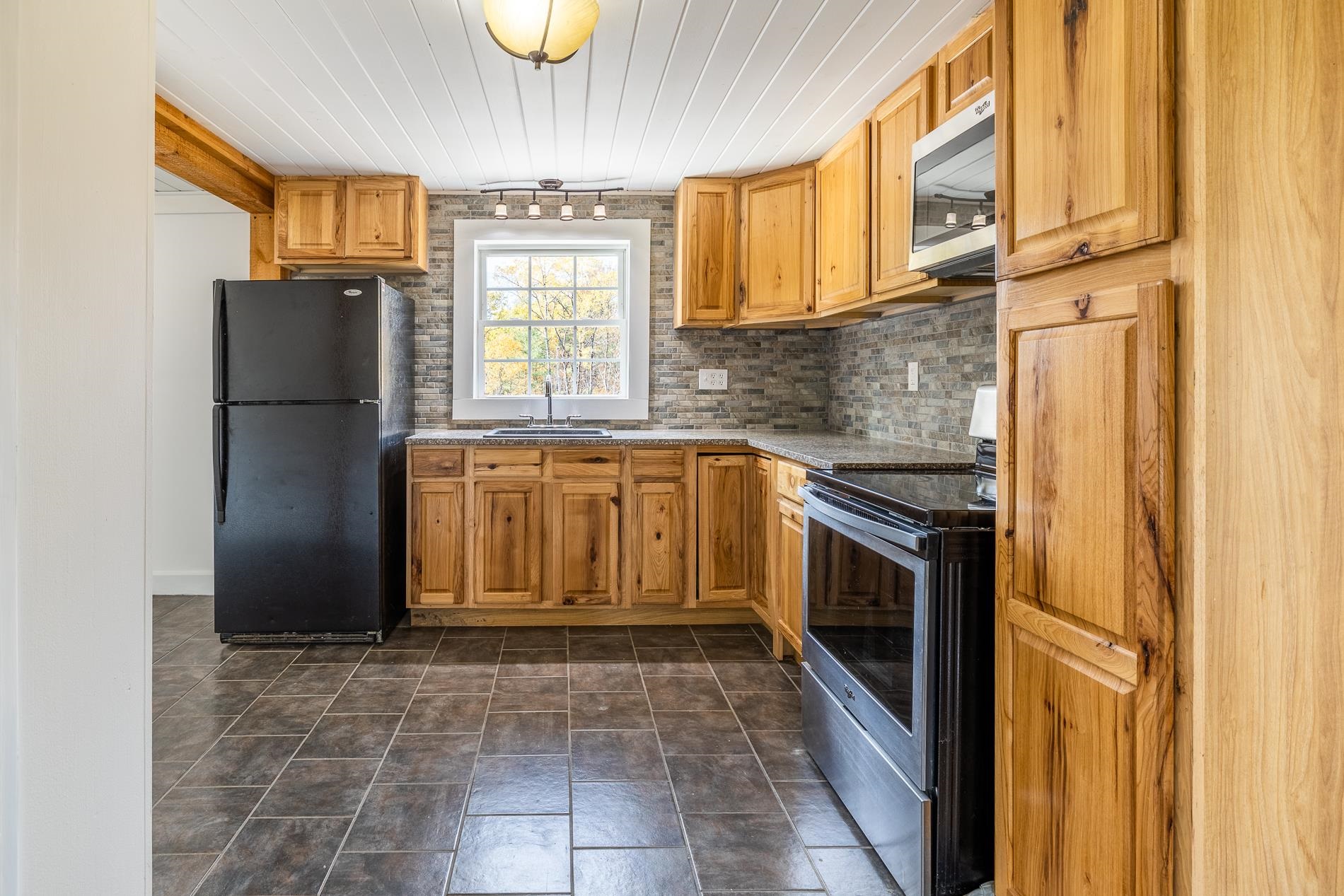 166 Elm Hill Street Springfield, VT 05156 - Photo 8 of 40