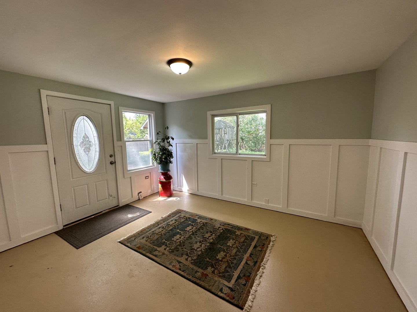 224 Maple Lane Geneva, IL 60134 - Photo 5 of 12 an entryway with bed and wooden floor