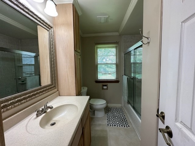 224 Maple Lane Geneva, IL 60134 - Photo 9 of 12 a bathroom with a sink a toilet and shower